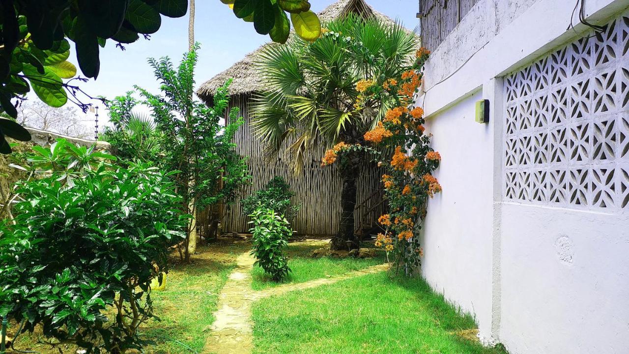 Diani Hostel Praia de Diani Exterior foto